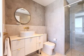 Een douche, een haardroger, handdoeken