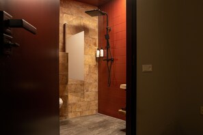 Shower, rainfall showerhead, hair dryer, towels - Boutique Hotel Four (Geldrop)