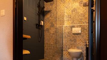 Family Quadruple Room | Bathroom | Shower, rainfall showerhead, hair dryer, towels