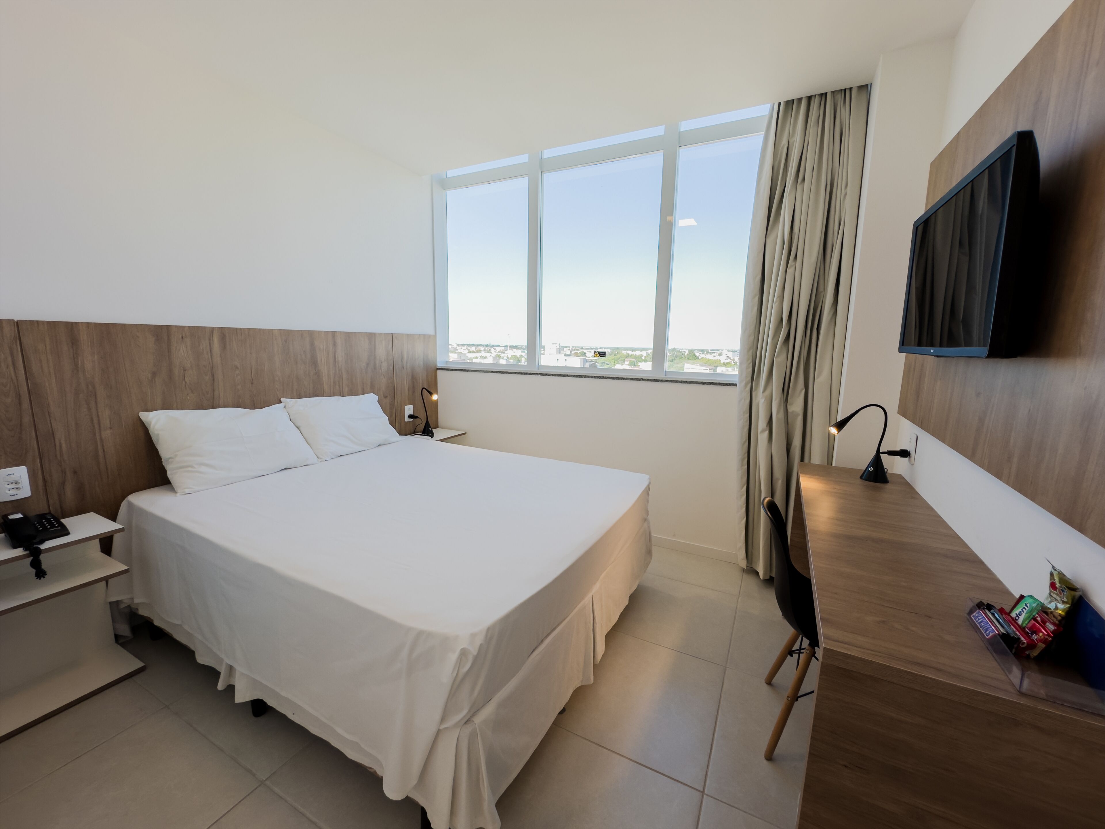 Minibar, free WiFi, bed sheets