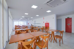 Buffet déjeuner gratuit tous les jours