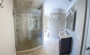 Douche, sèche-cheveux, serviettes fournies, savon