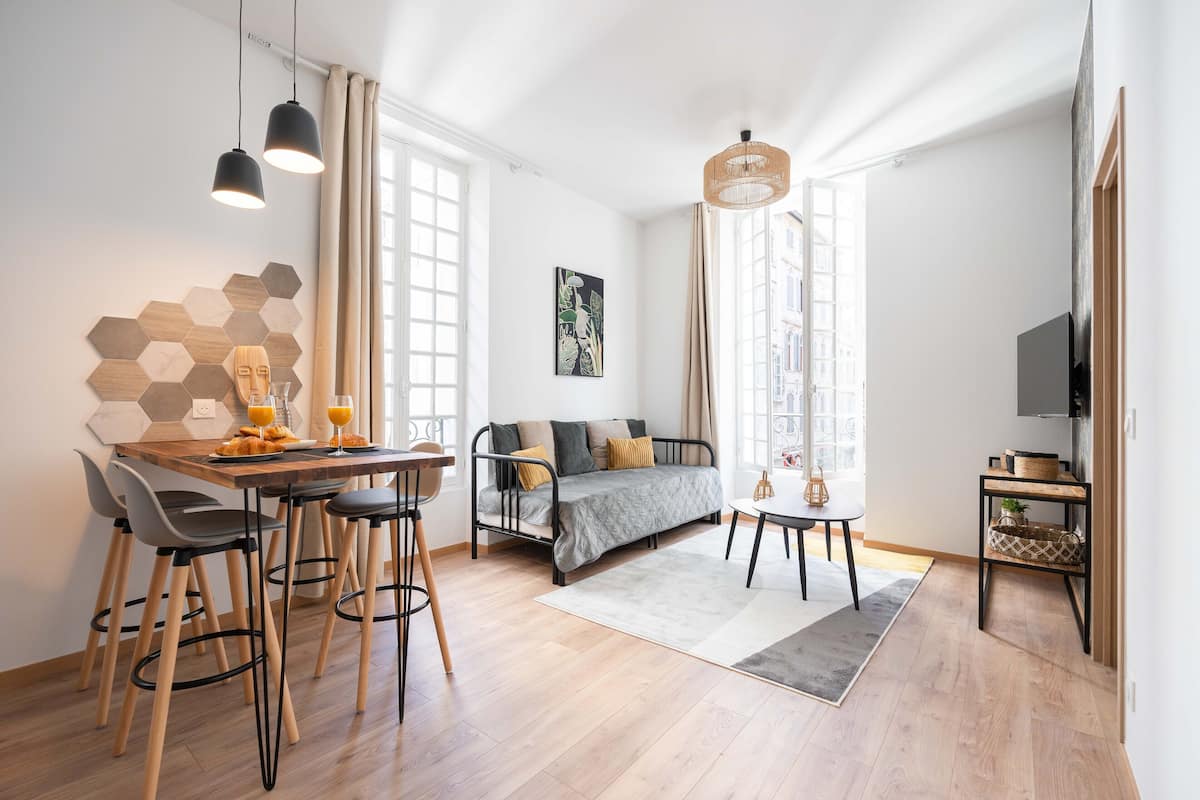 Un espacio moderno para vivir con comedor, sofá y televisor.