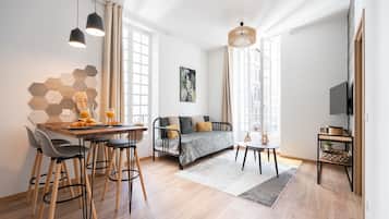 Appartement Luxe | Coin séjour | TV connectée de 80 cm avec chaînes par câble, télévision