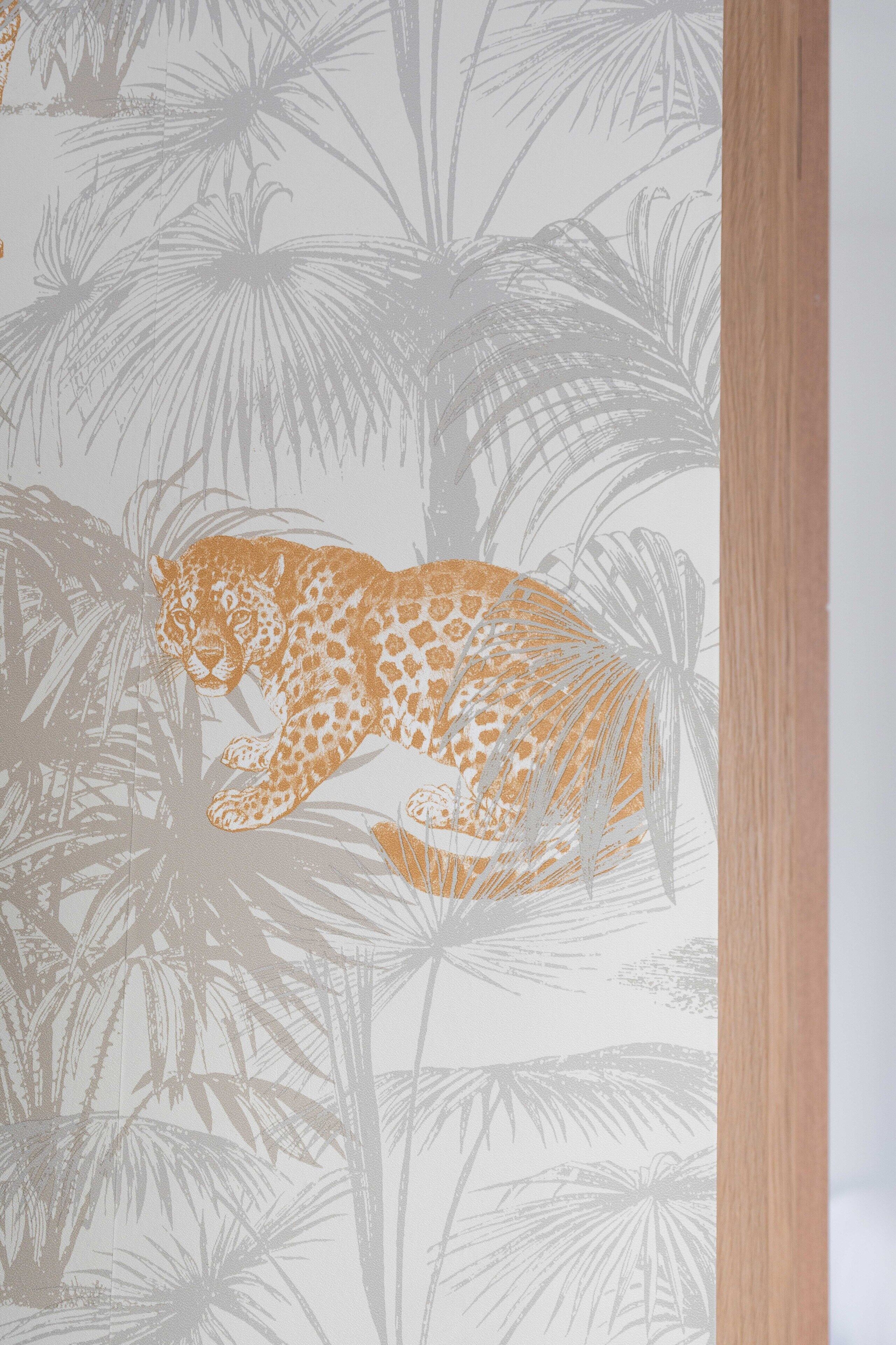 Papel tapiz con estampado de leopardo y temática selvática.