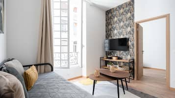 Lyxlägenhet | Vardagsrum | 80-centimeters smart-tv med kabelkanaler och tv