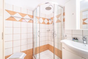 Dusche, Haartrockner, Handtücher
