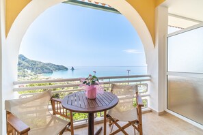 Outdoor dining - Studio Apartment "Mazis Studio B" with Sea View, Balcony & Wi-Fi (Corfu)