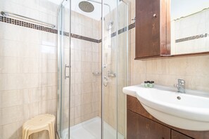 Regadera, amenidades de baño gratuitas, secadora de cabello, toallas 