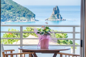 Outdoor dining - Studio Apartment "Mazis Studio A" with Sea View, Balcony & Wi-Fi (Corfu)