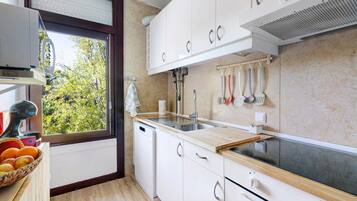 Refrigerador, microondas, horno, placa de cocina