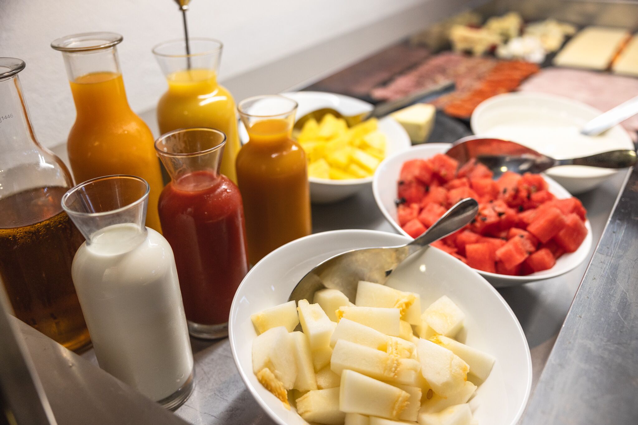 Ein reichhaltiges Buffet mit Speisen und Getränken.