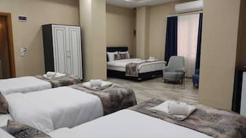 QUAD ROOM | Ropa de cama de alta calidad, minibar y escritorio