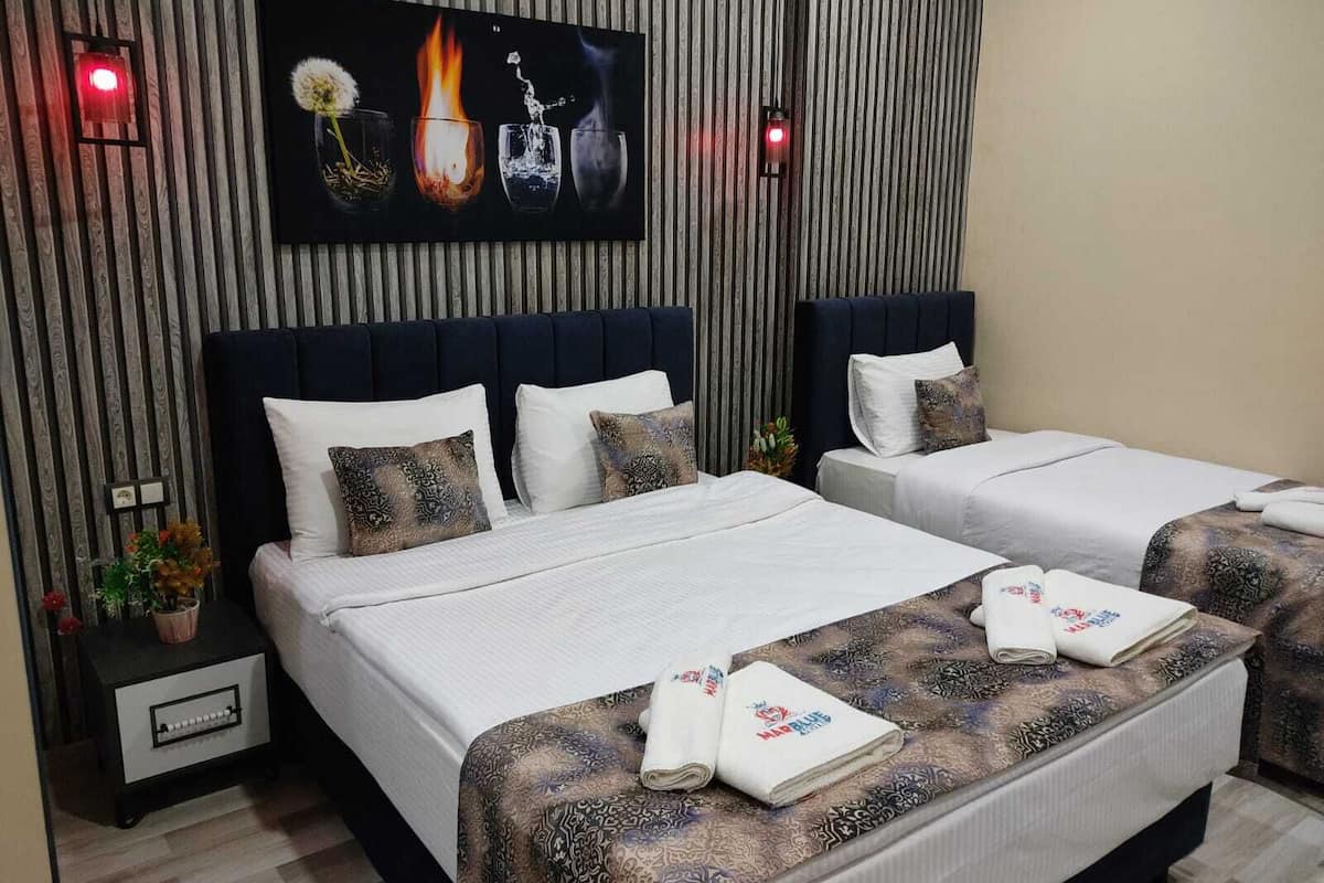 TRIPLE ROOM | Luxe beddengoed, een minibar, een bureau