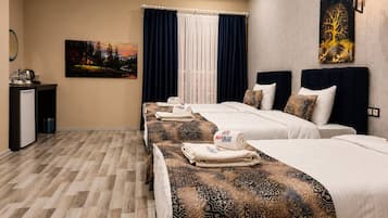 QUAD ROOM | Peralatan tempat tidur premium, bar mini, meja