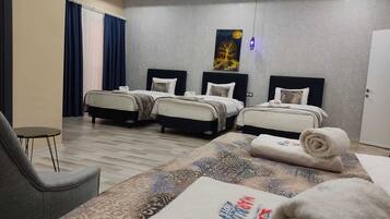 QUAD ROOM | Literie de qualité supérieure, minibar, bureau