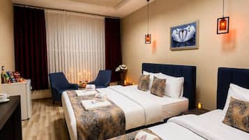 Seprai premium, minibar, dan meja kerja