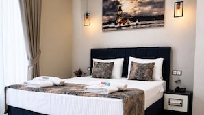 DOUBLE ROOM | Oppholdsområde | En 32-tommers Flatskjerm-TV med Parabol-TV samt TV