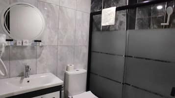 Dusche, Regendusche, kostenlose Toilettenartikel, Haartrockner
