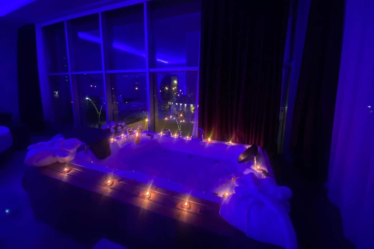 RED HOUSE | Luxe beddengoed, een minibar, een bureau