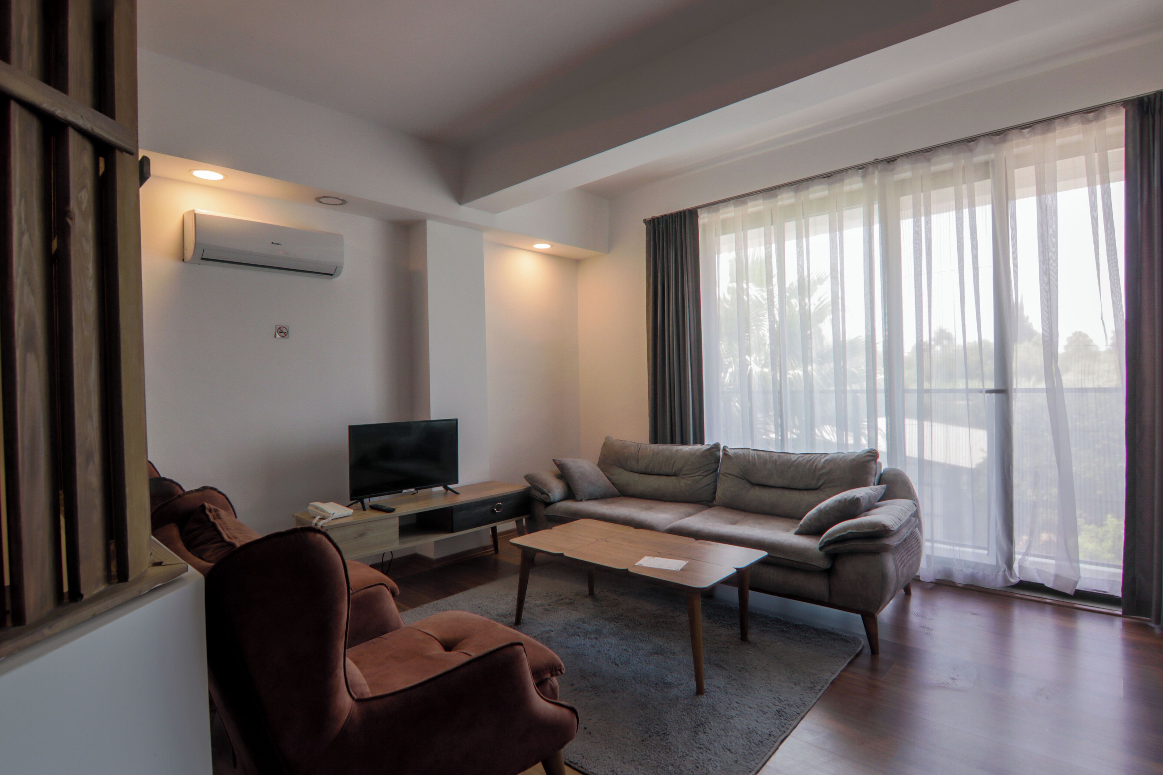 Deluxe Room | Minibar, in-room safe, laptop workspace, blackout curtains