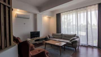 Deluxe Room | Minibar, in-room safe, laptop workspace, blackout curtains
