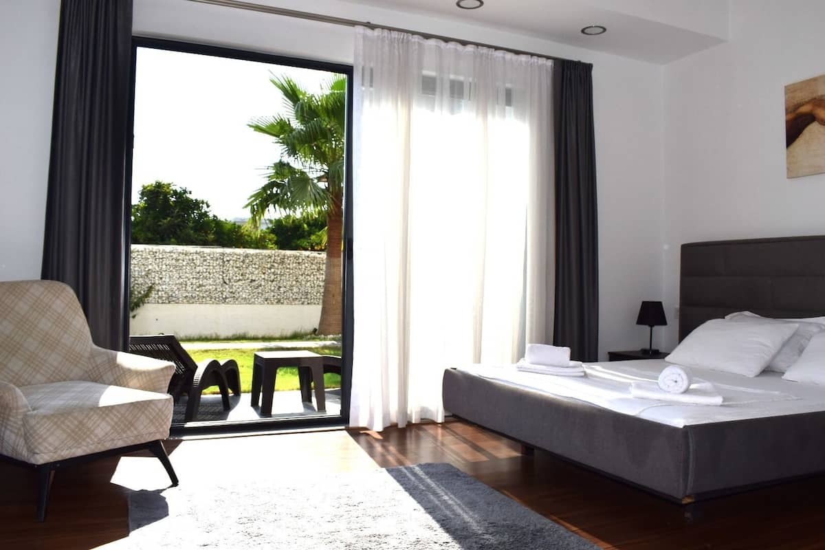 Standard Double Room | Minibar, in-room safe, laptop workspace, blackout drapes