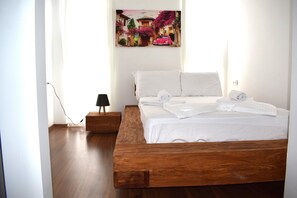 Deluxe-Dreibettzimmer | Minibar, Zimmersafe, individuell dekoriert