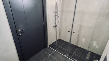 Familienzimmer | Badezimmer | Dusche, Haartrockner, Handtücher, Seife