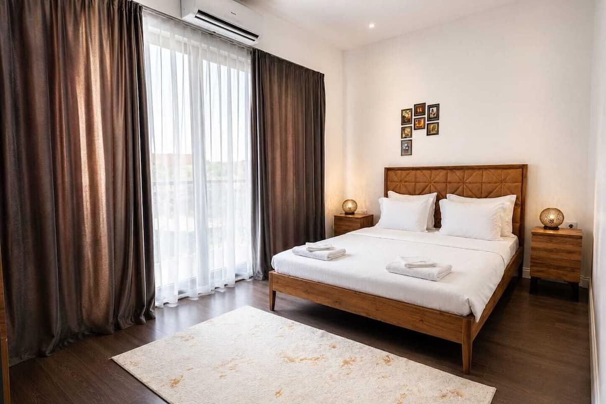 Family Room | Minibar, in-room safe, laptop workspace, blackout drapes