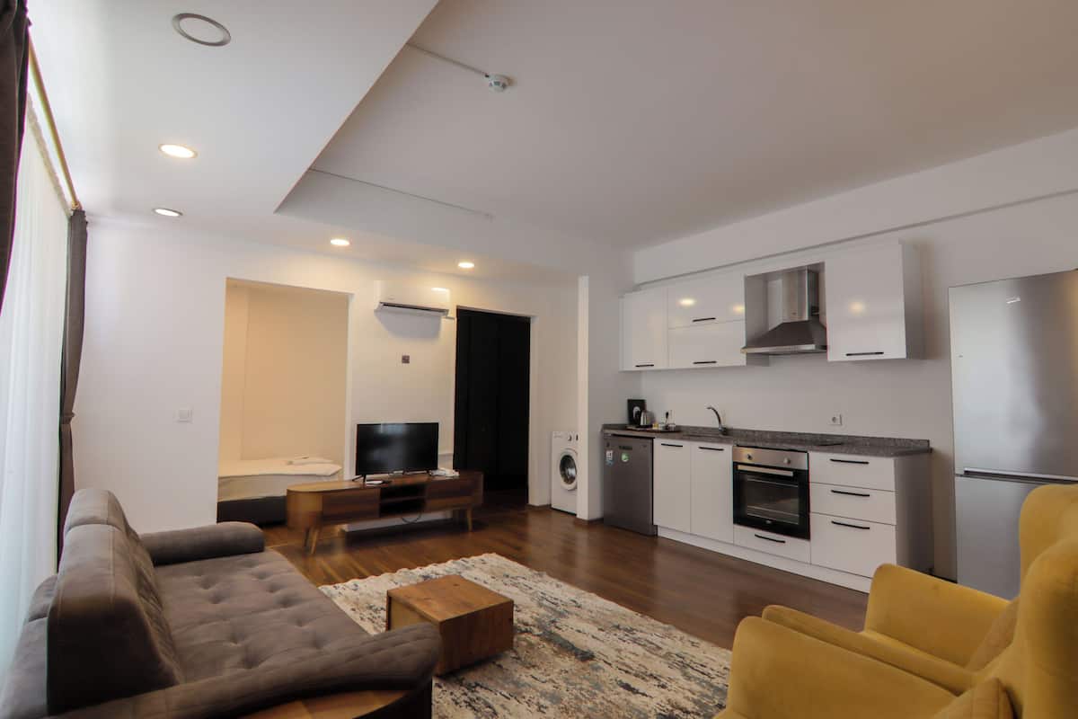 Deluxe Room | Minibar, in-room safe, laptop workspace, blackout drapes
