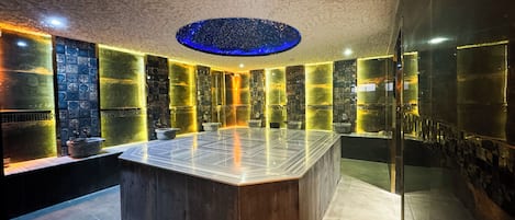 カップル用トリートメントルーム、トルコ風呂 / ハマム、アロマテラピー、ホットストーンマッサージ、ディープティシュー マッサージ、ボディスクラブ
