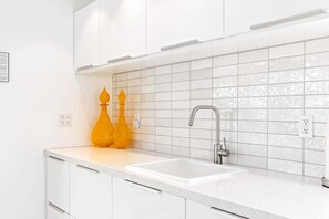 Douche, sèche-cheveux, serviettes fournies