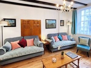 TV, fireplace, books - This property is completely unique. (Scarborough)