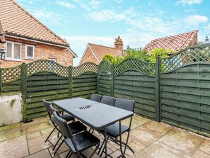 Outdoor dining - This property is completely unique. (Scarborough)