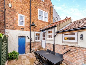 Outdoor dining - This property is completely unique. (Scarborough)