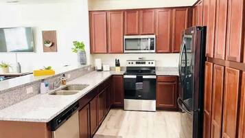 Kjøleskap, mikrobølgeovn, ovn og kokeplater