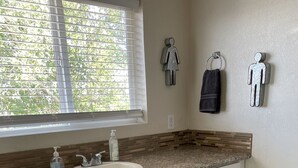 Un baño con lavabo, tocador e inodoro.