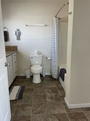 Combined shower/tub - Small house perfect for families and pets (Medford)
