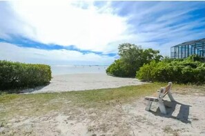 Beach nearby - CANAL FRONT! Bring or rent a boat, near AMI/IMG + HEATED POOL (Bradenton)