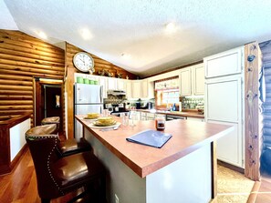 Kylskåp, mikrovågsugn, ugn och spishäll