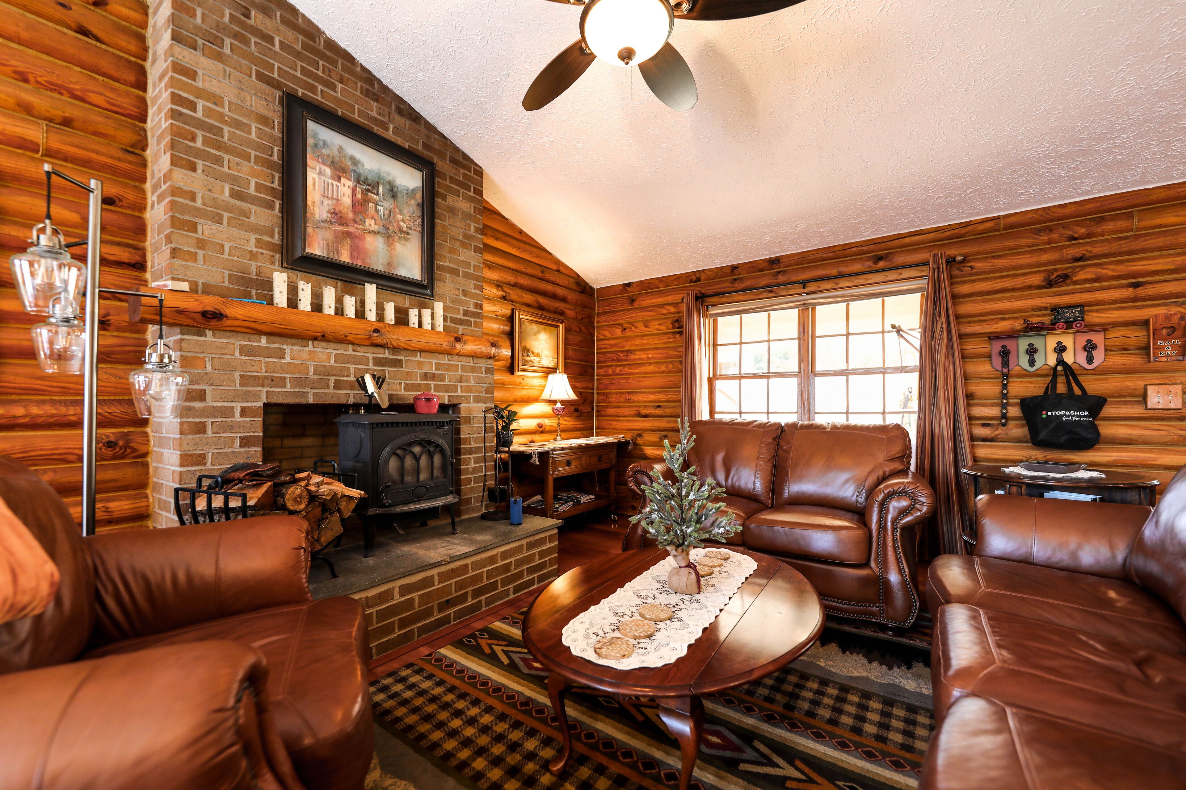 Una televisión, una chimenea, un reproductor de DVD