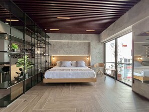 1 habitación, escritorio, tabla de planchar con plancha y cuna de viaje