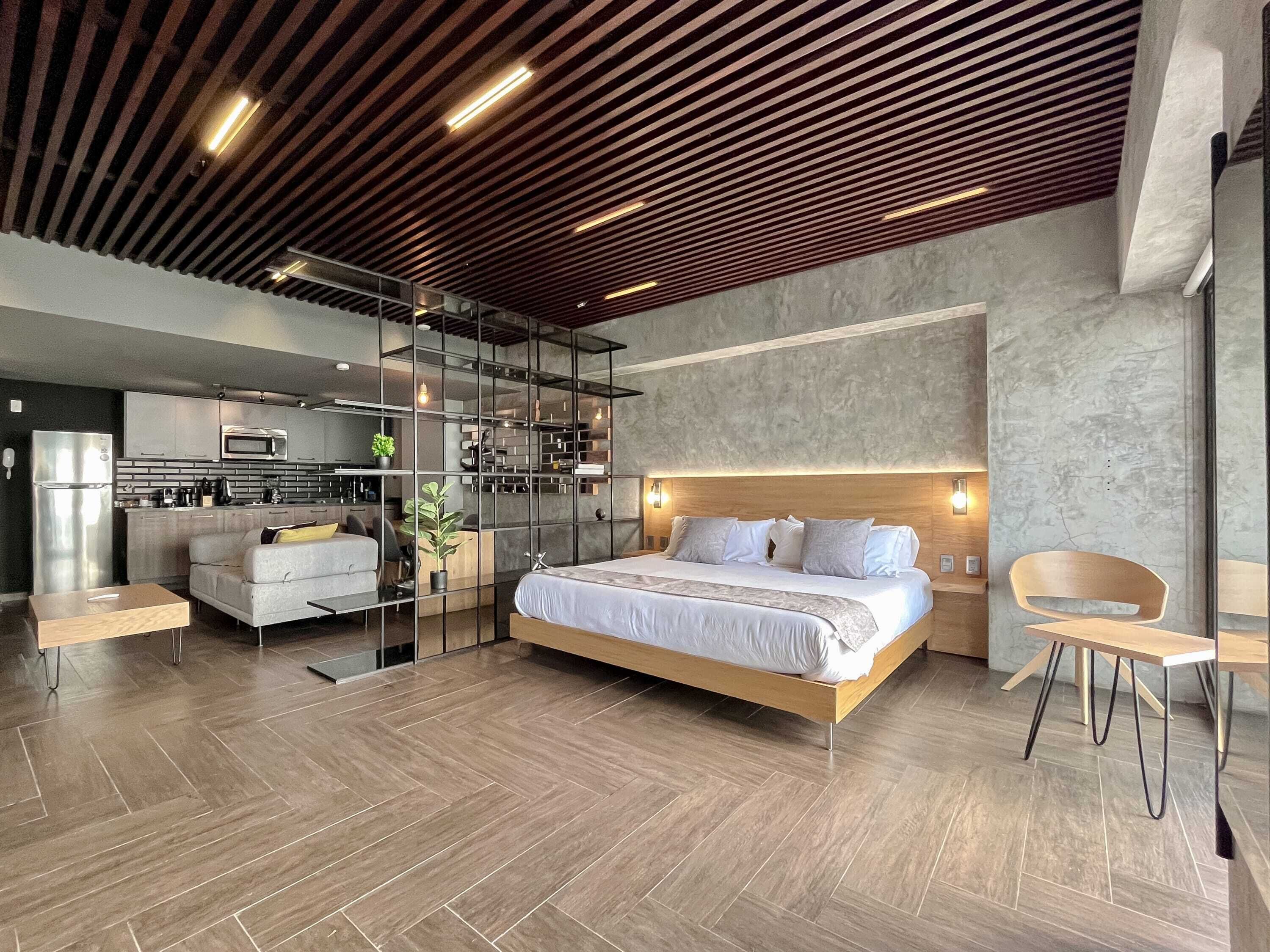 1 camera, una scrivania, ferro/asse da stiro, culla da viaggio