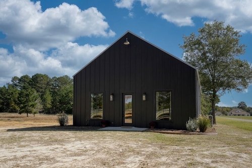 Brand New, Beautifully Appointed, Country Cottage!