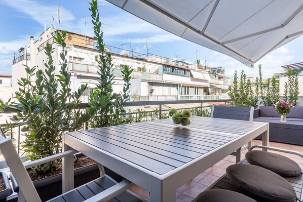 Outdoor dining - Emily in Athens - Chic central flat w/green terrace b/n Syntagma & Monastiraki (Athina)
