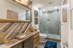 Douche, séchoir à cheveux, bidet, serviettes fournies