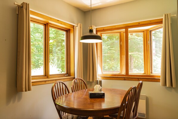 Dining - Chalet au Lac-Quenouille à louer / Cottage at Quenouille Lake (Val-des-Lacs)