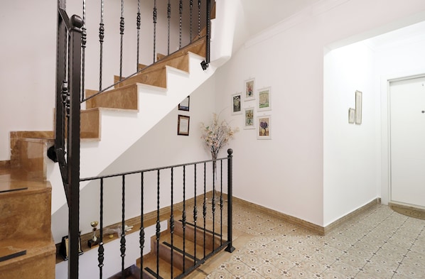 Télévision LCD de 22 pouces avec chaînes par satellite