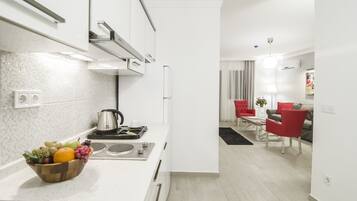 Comfort-huoneisto | Yksityinen keittiö | Täysikokoinen jääkaappi, liesi, kahvin-/teenkeitin, vedenkeitin